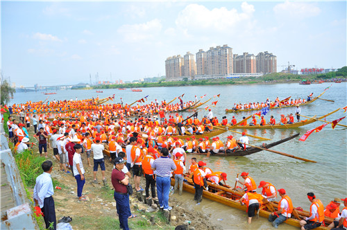 鹰潭划龙船热闹非凡,市领导深入各地检查龙舟安全工作(图)